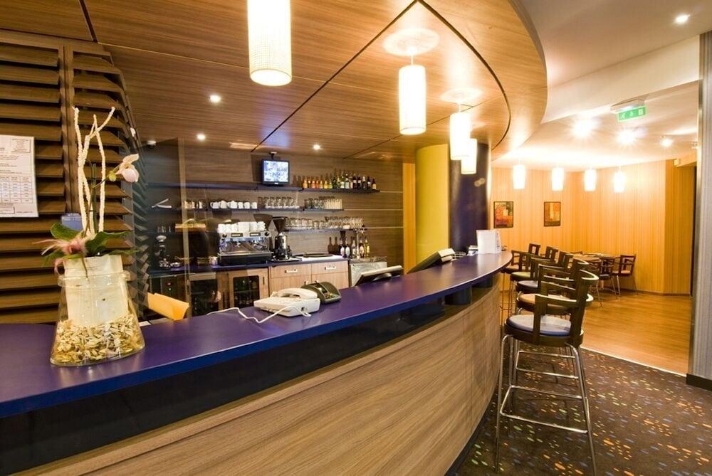 Canal - La Hotel